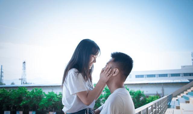 沙滩游玩的女孩们